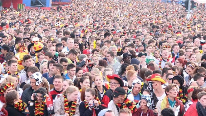 Cổ động viên World Cup Fanmeile Đức.jpg